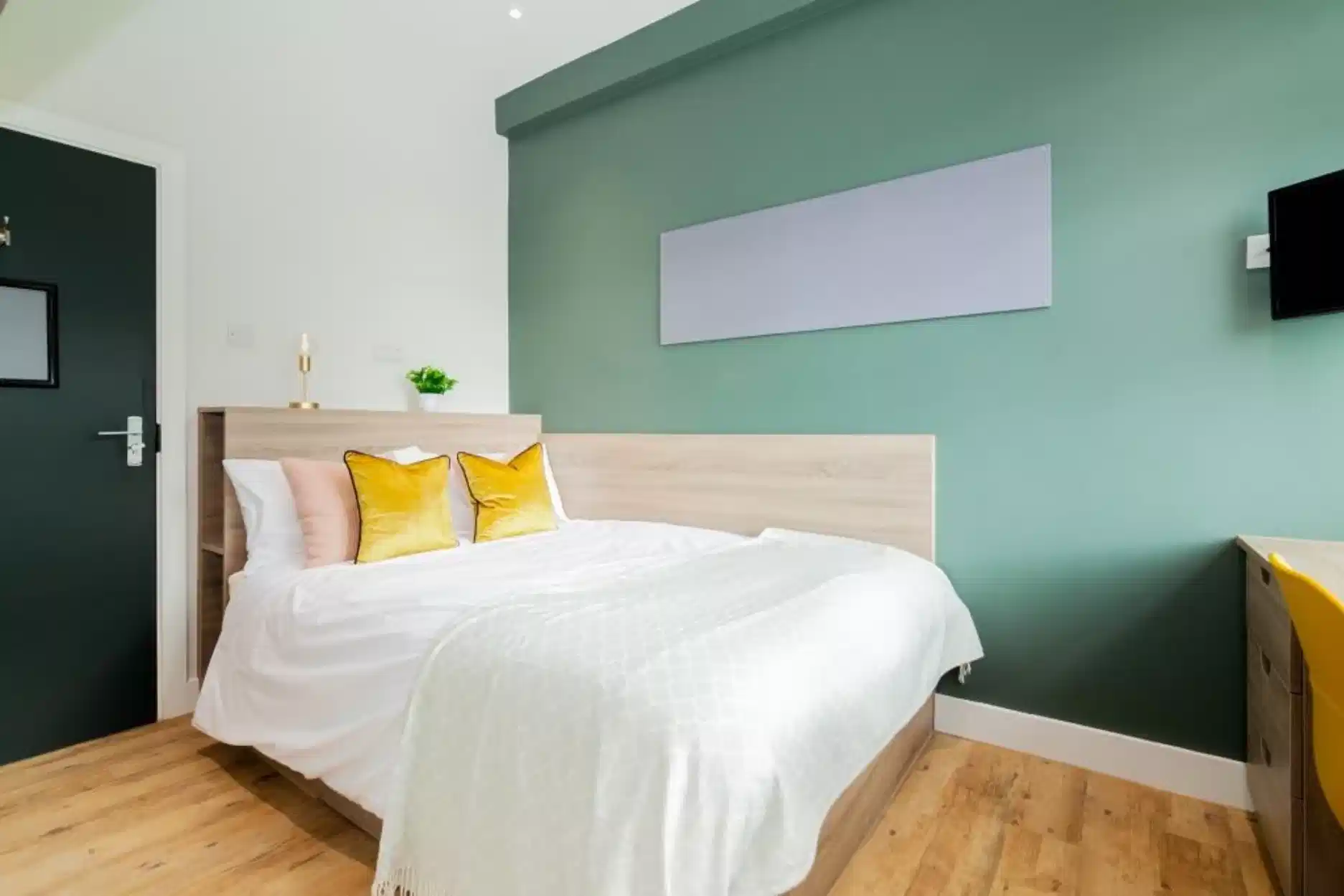 Room in a 7 Bedroom Apartment, 42 Bankfield Road, Huddersfield HD1 3HR (Flat 3) interior 1